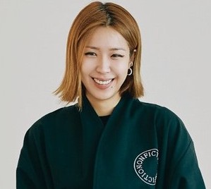 차혜영 대표가 논픽션 로고가 적힌 옷을 입고 찍은 사진