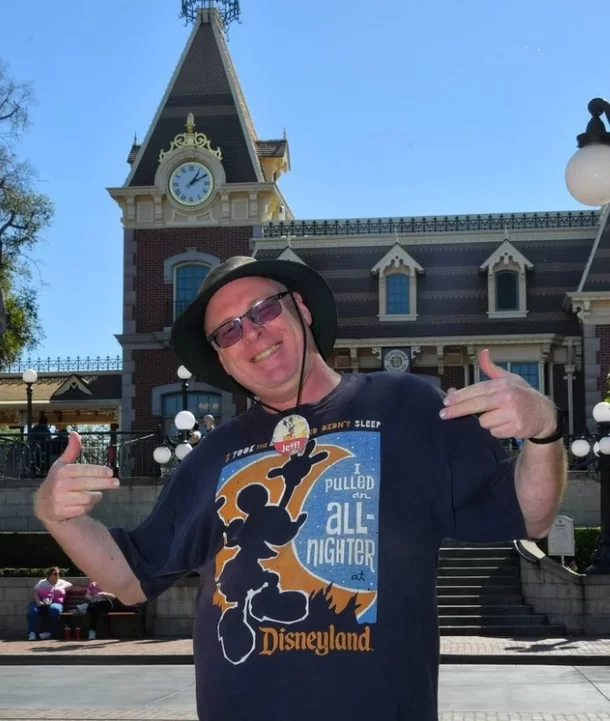 국 캘리포니아주에 살고 있는 제프 레이츠(50&#44;사진)는 2012년 1월부터 2020년 3월까지 매일 디즈니랜드를 2995번 방문했다. 레이츠는 &#39;마터호른 봅슬레이&#39; 롤러코스터와 &#39;레드 로켓의 피자포트&#39;를 들러볼 것을 추천했다