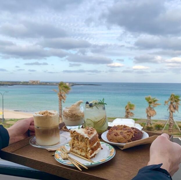 카페 살레에서본 하고수동 해변 풍경과 카페음료들