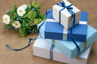 푸른색으로 포장된 선물 박스