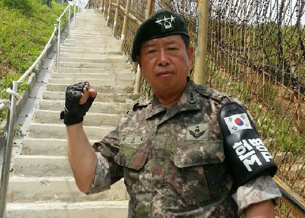 "할아버지를 살려야겠다는 생각만 했습니다."물에 빠져 죽어가는 노인 을 구하기 위해 무작정 급류에 뛰어든 사단장의 놀라운 행동에…