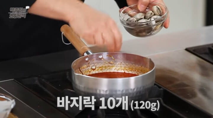 진간장 2큰술 넣기
