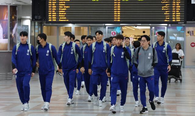 대표팀 공항 도착