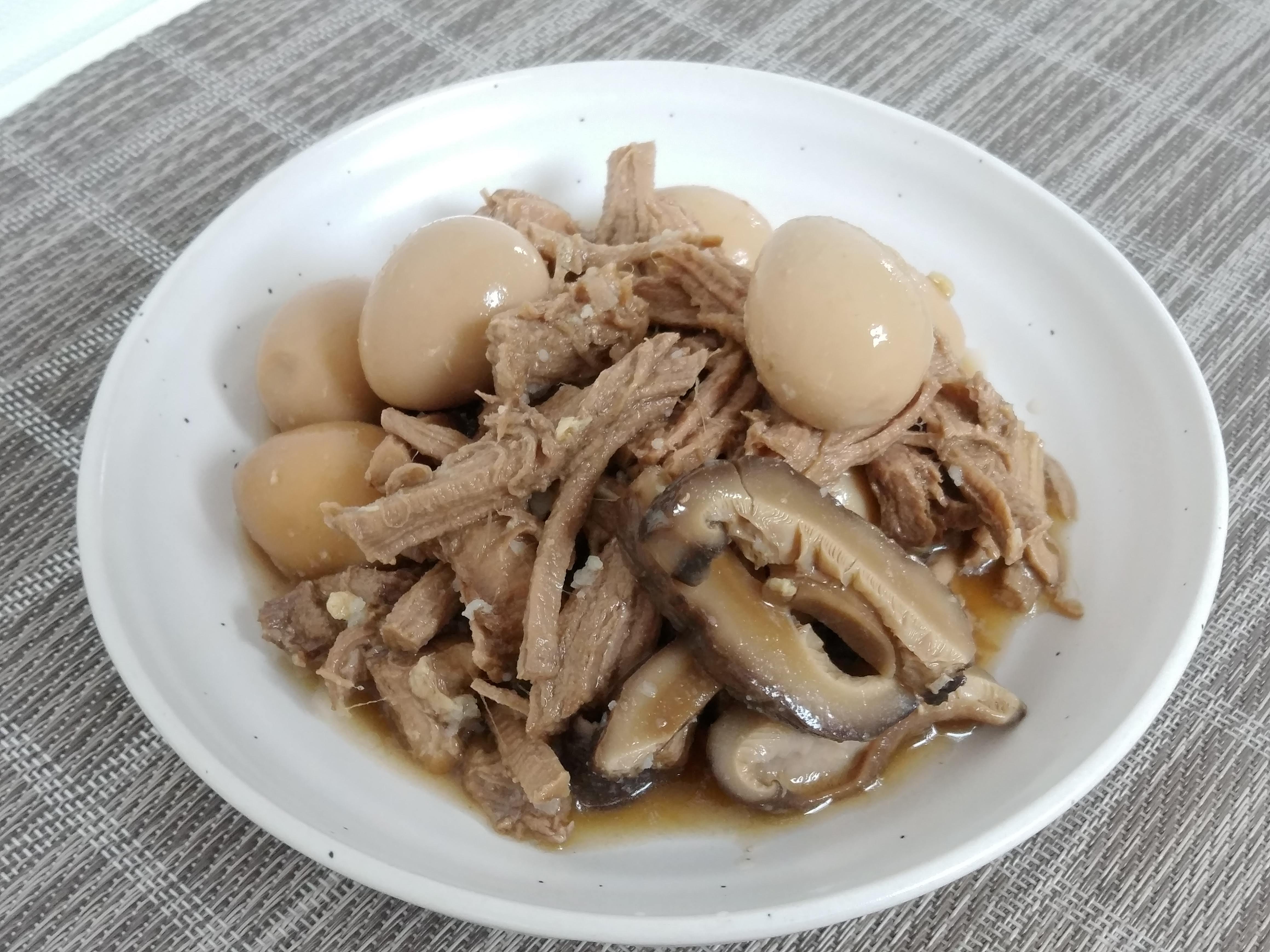  돼지고기 메추리알 장조림