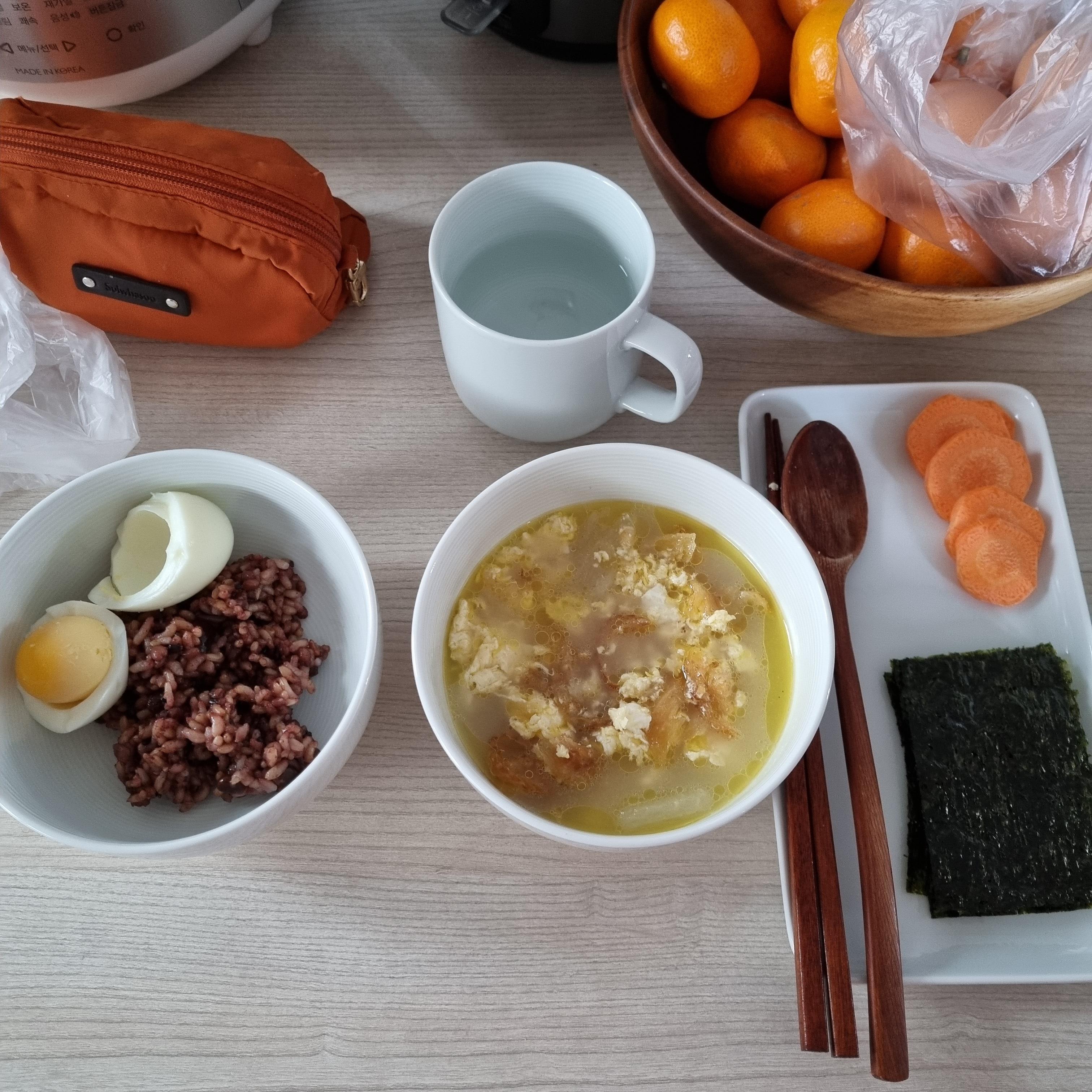 현미밥과 계란들, 황태와 김, 당근
