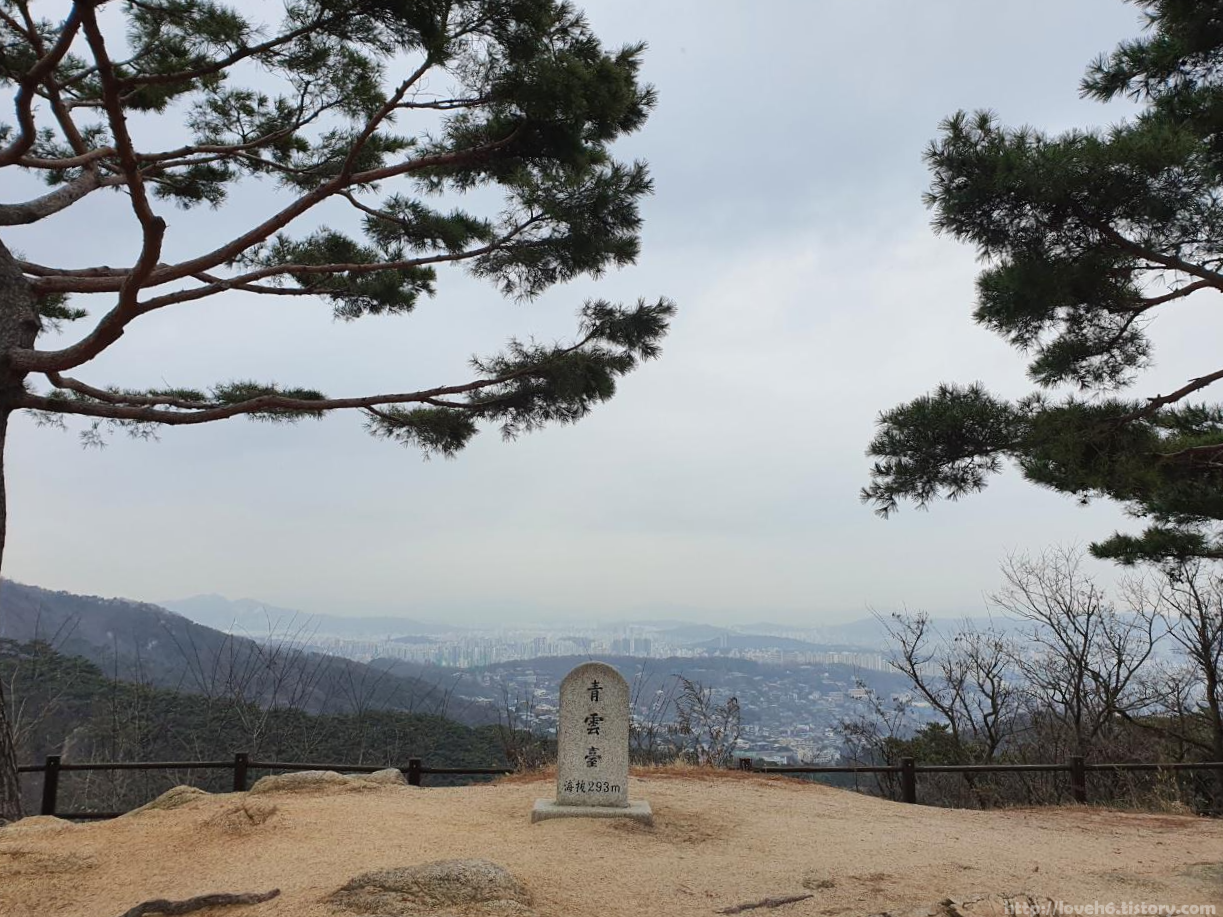 북악산_北岳山_Bukaksan/열심히 걸어서 드디어 도착한
정산인 줄 알았던곳^^;
정상이 아니었어요
이곳이 바로 청운대 입니다
청운대는 보시는것처럼 앞이 탁
트여있고 아주 넓어요
잠시 쉬어갈수 있는 벤치도 있습니다