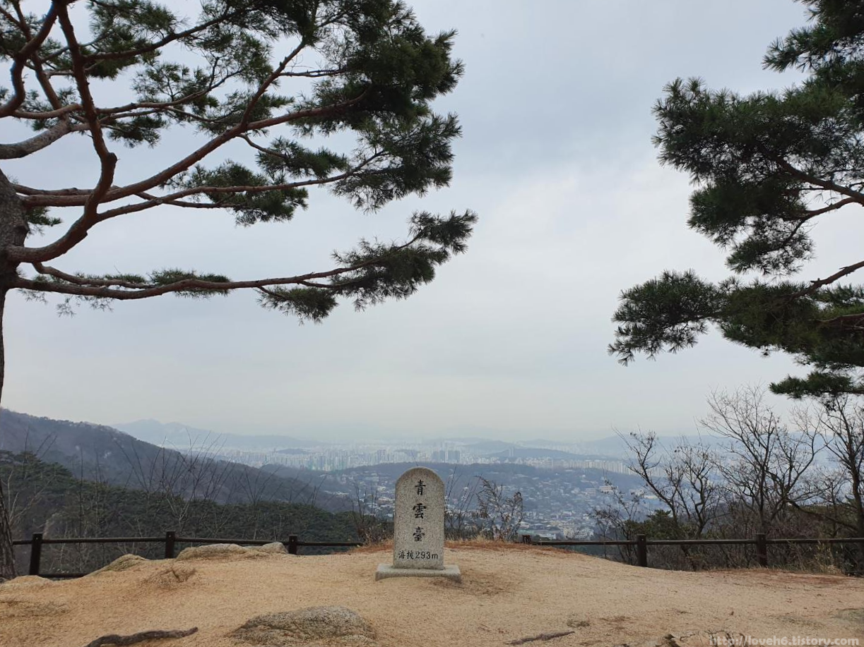 북악산_北岳山_Bukaksan/열심히 걸어서 드디어 도착한

정산인 줄 알았던곳^^;

정상이 아니었어요 

이곳이 바로 청운대 입니다

청운대는 보시는것처럼 앞이 탁 

트여있고 아주 넓어요

잠시 쉬어갈수 있는 벤치도 있습니다