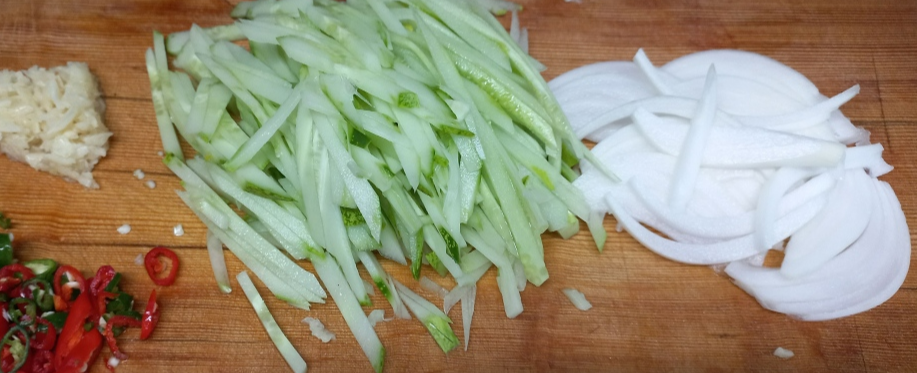 다진마늘,청양고추, 채썬오이, 양파 사진(왼쪽부터)