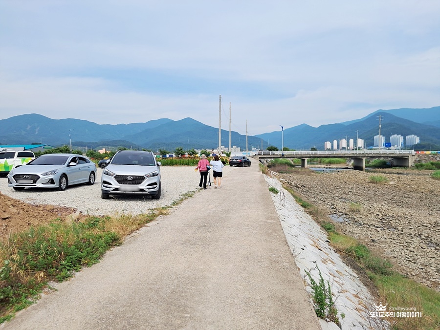 도로 옆에 주차장이 있다