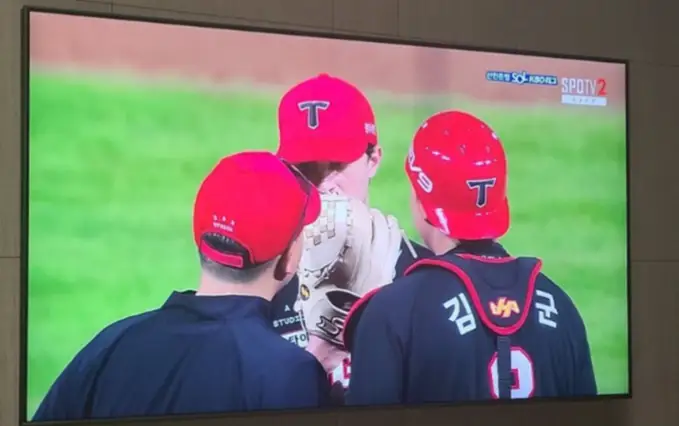삼성 85인치 TV로 한국 야구 시청중인 사진