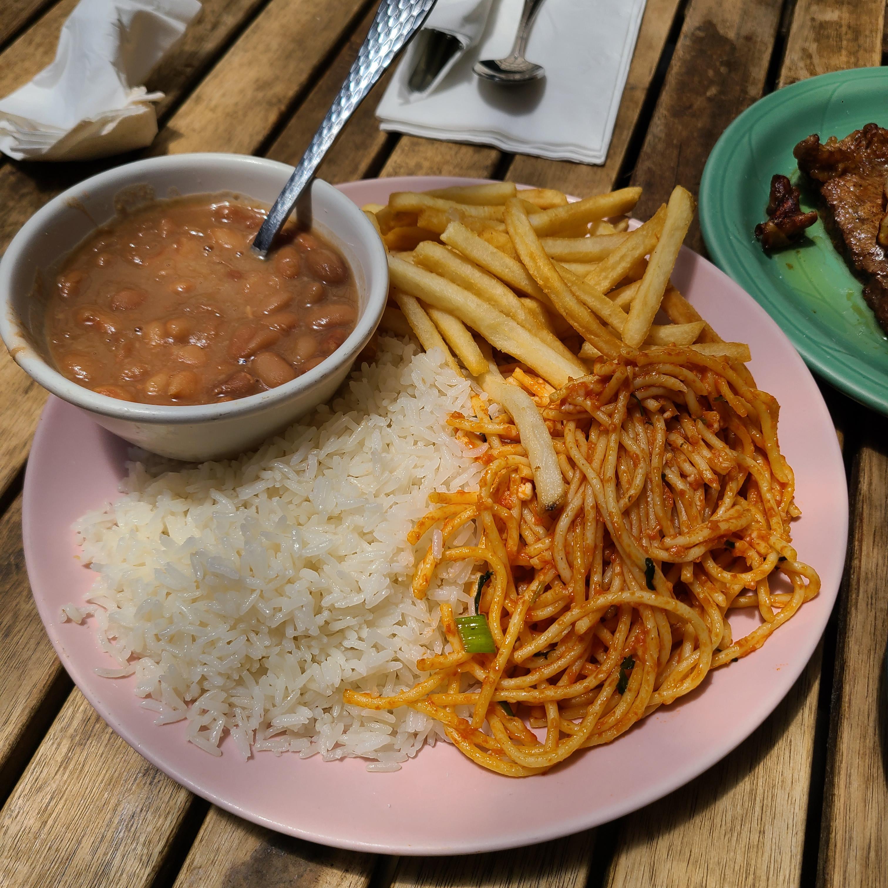 소고기 구이 (Bife Acebolado)에 딸려나오는 스파게티&amp;#44; 밥&amp;#44; 콩요리&amp;#44; 그리고 감자튀김