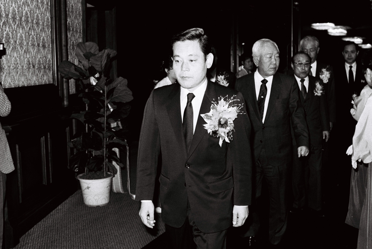 1987년 12월 1일 당시 이건희 삼성그룹 회장 취임식이 서울 호암아트홀에서 열렸다. 이 회장이 취임식을 마치고 퇴장하고 있다.