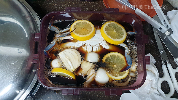 끓여둔 게장 소스를 부어줍니다.