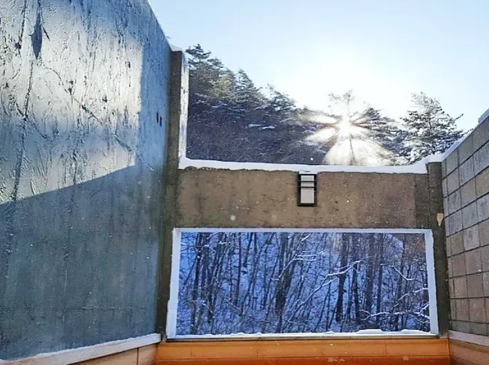 겨울방학 국내 여행지- 나무목조위 눈이 쌓인 넓은 창의 노천온천