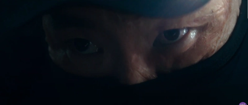 검은 모자에 검은 마스크를 쓰고 화상을 잎은 피부에 매서운 눈빛을 하고 있는 드라마 7인의 탈출의 매튜 리 캐릭터