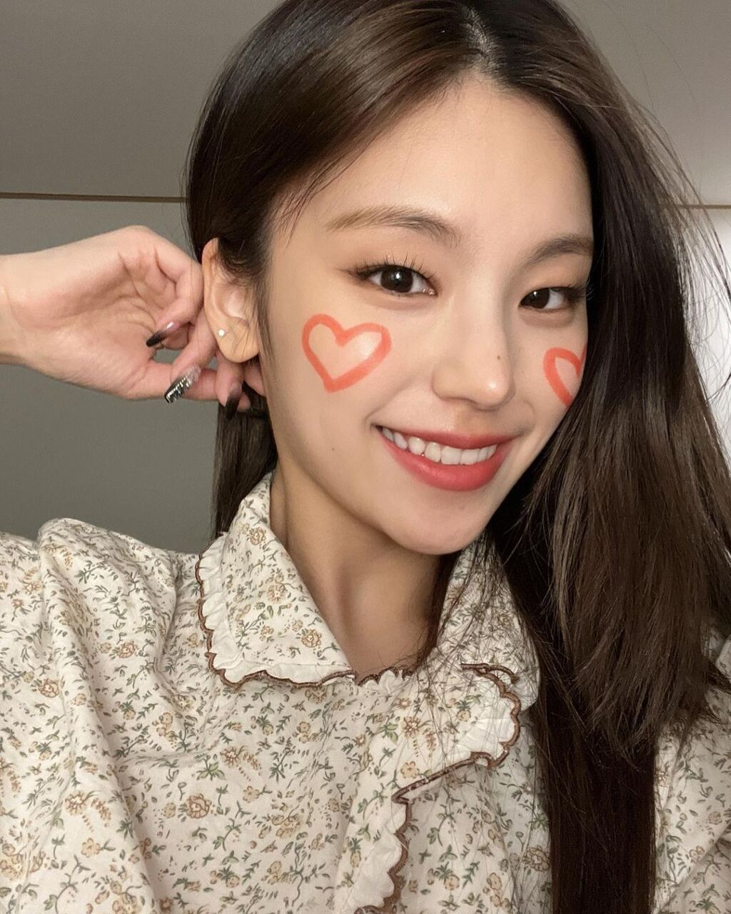  볼에 하트 그리는 ITZY 예지