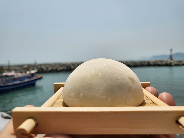 바다를 배경으로 한 호랑이젤라떡
