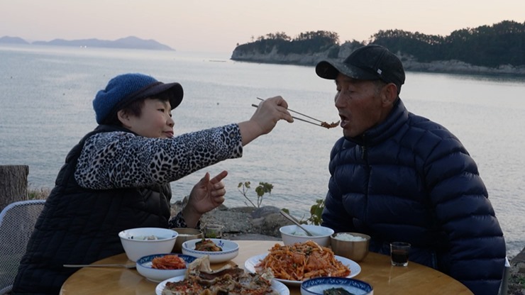 바닷가에서-음식-먹기