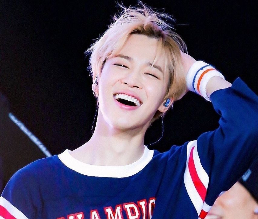  망개미소로 팬들 사르르 녹이는 방탄소년단 지민