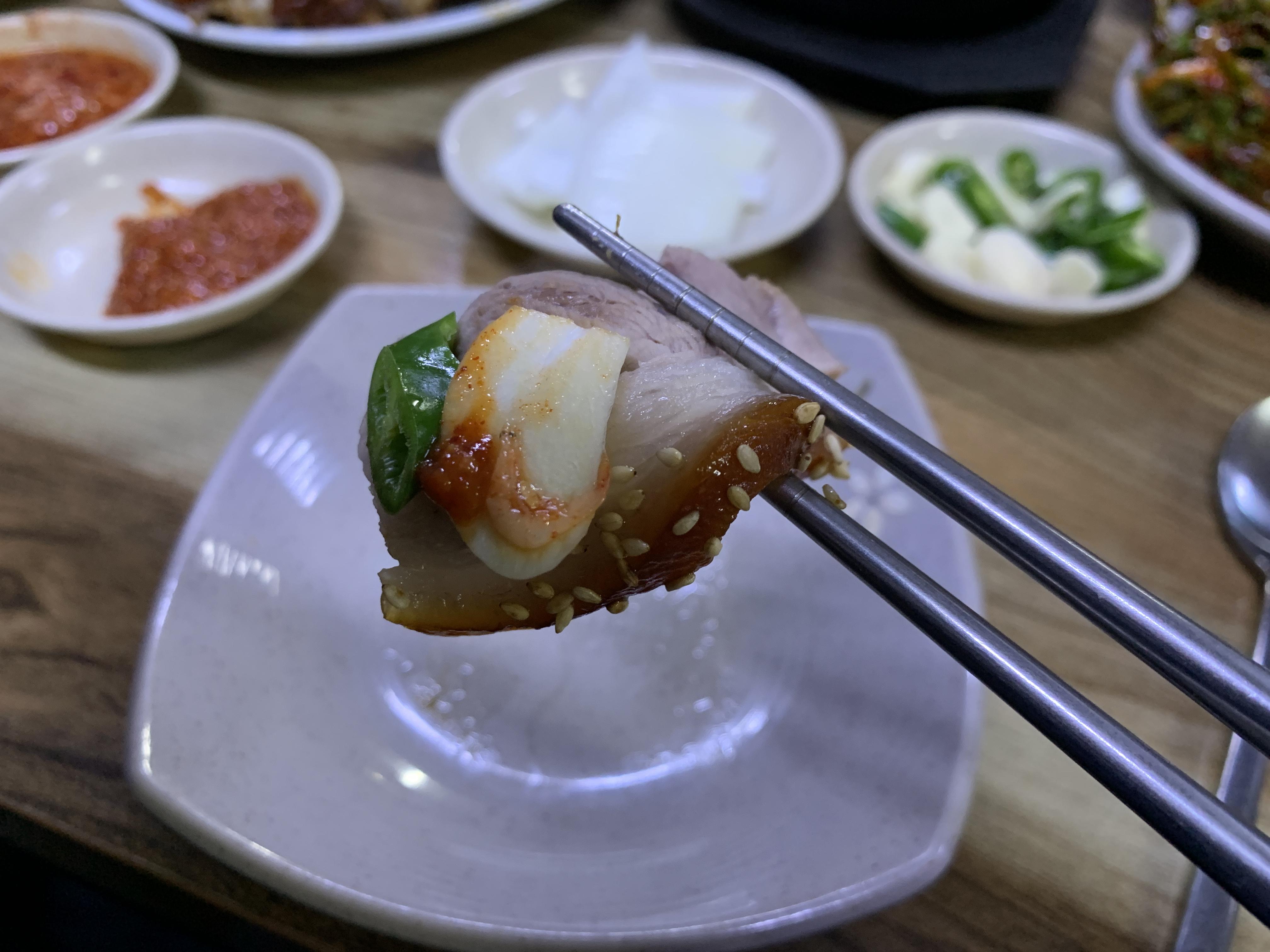 족발 한 입