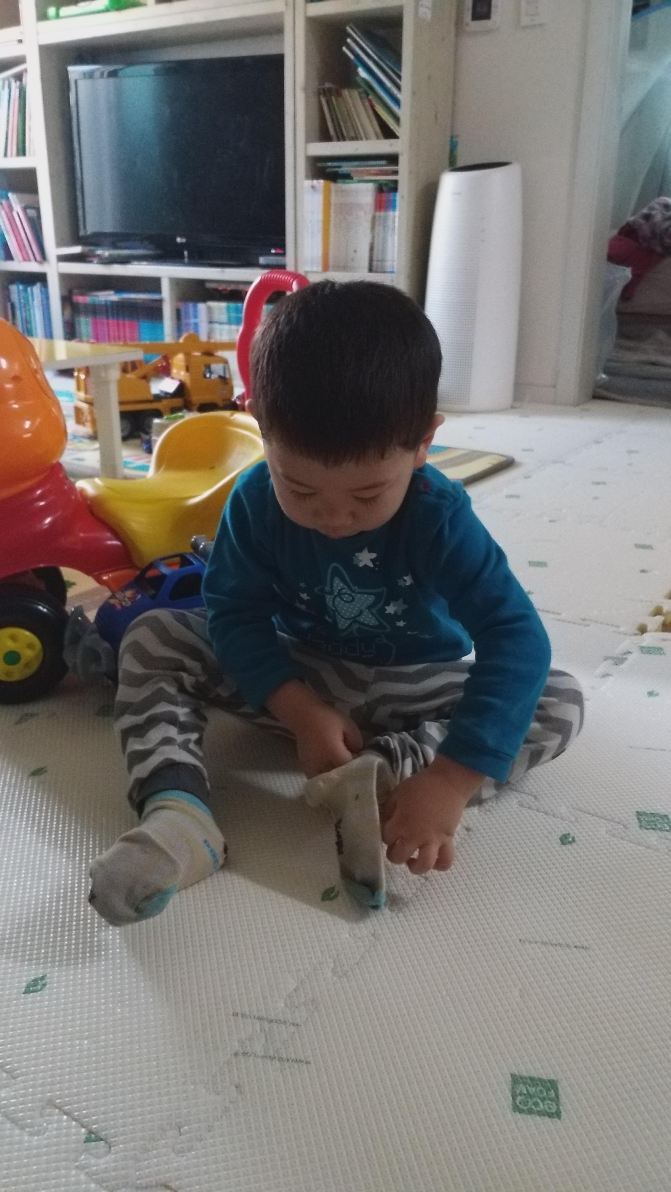  [20201027]31개월아기 혼자 양말신기 도전