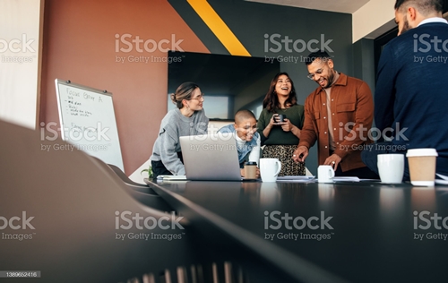 다섯명이 사람이 노트북을 보며 회의하는 사진