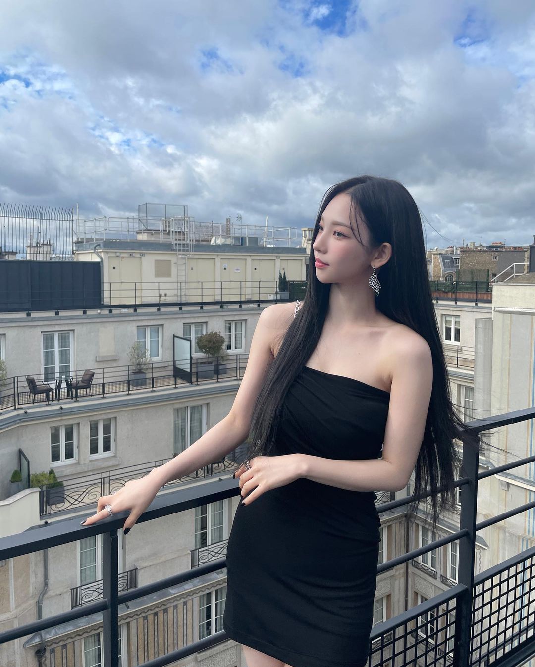  에스파 카리나 블랙 오프숄더 원피스 사진 움짤 gif