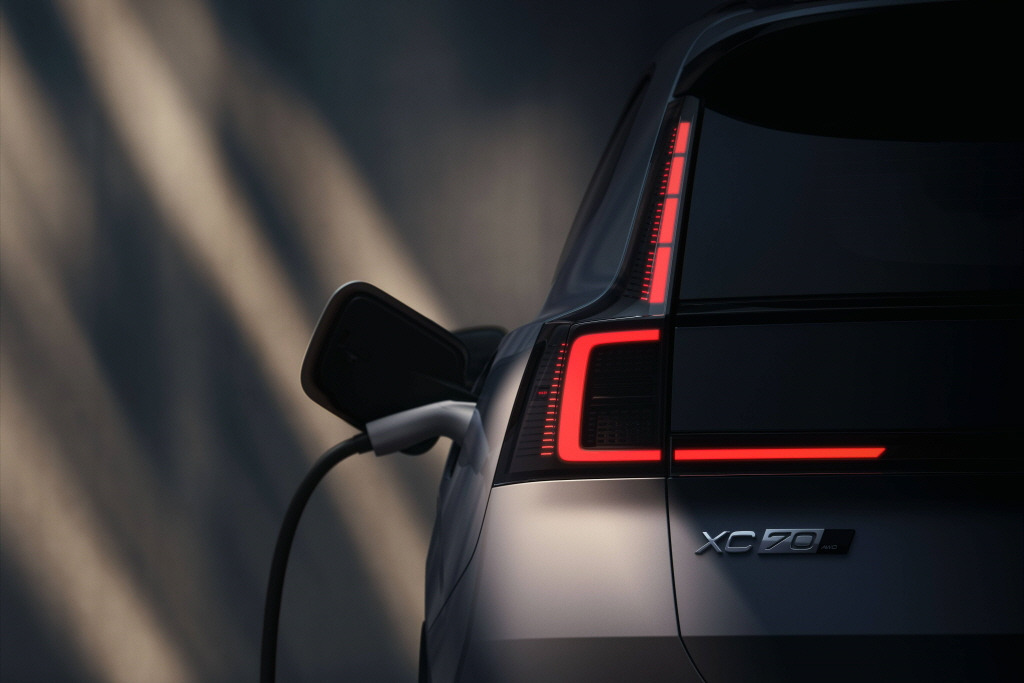 볼보 새로운 SUV XC70 티저 공개 특징은?