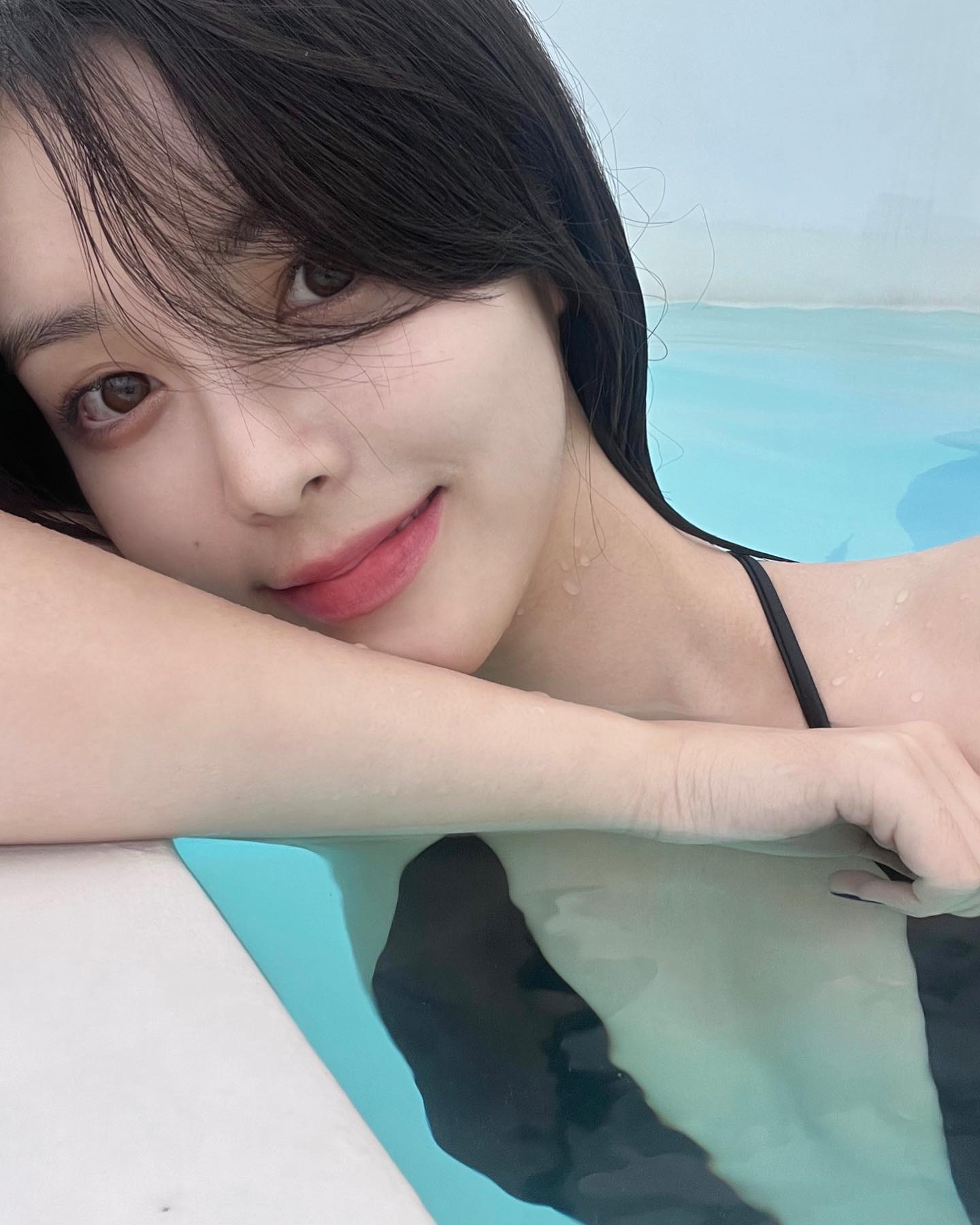  전 구구단 소이(장소진) 수영장에서 블랙 모노키니