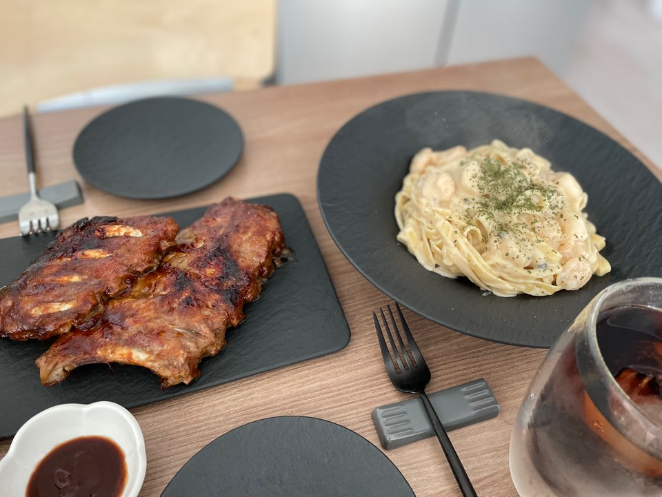 잘 차려진 음식 사진 
