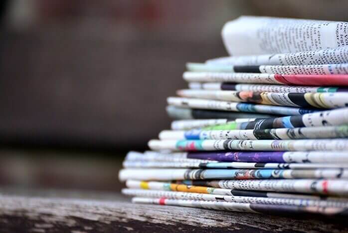 신문들이 차곡차곡 쌓여있는 모습 