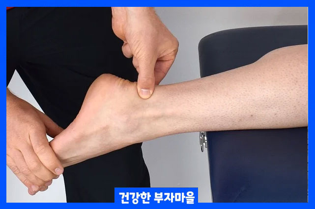 종아리 근육이 팽팽하면 아킬레스건에 추가 압력이 가해지면서 종아리 근육 통증을 경험