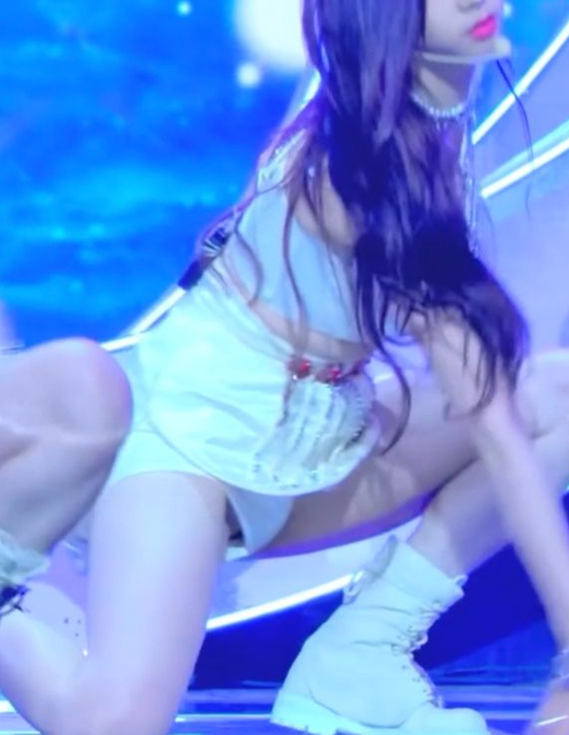  묵직한 리더 에스파 카리나 블랙 앤 화이트 / 묵직한 톡댓톡 뮤비 비하인드 트와이스 지효 / 묵직한 트와이스 모모 빨간 의상 피지컬