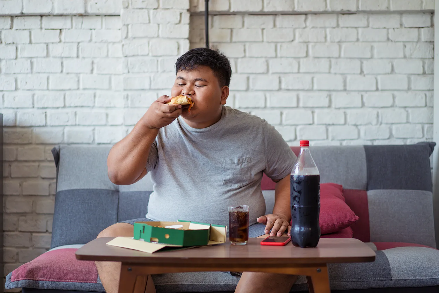 피자와-콜라를-먹는-비만-남성