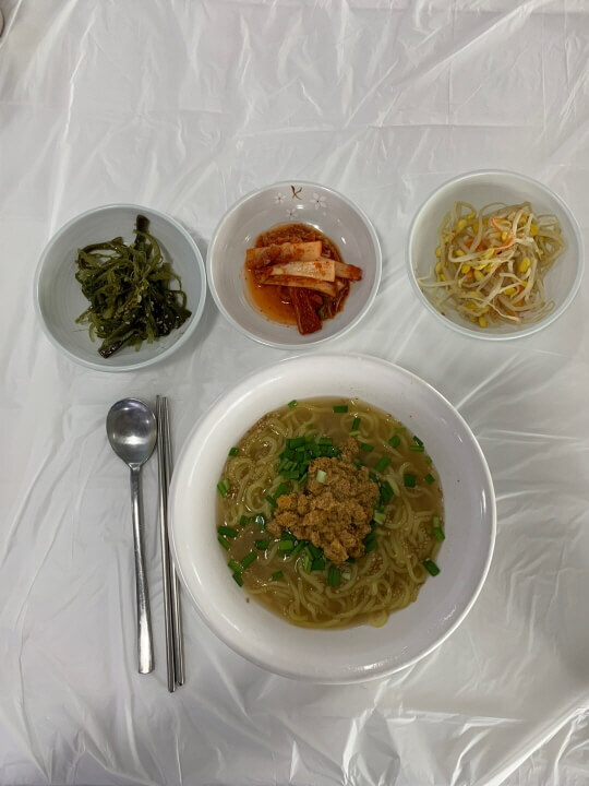  제주도에서 혼자 성게국수를 먹을 수 있는 식당 '곰막'