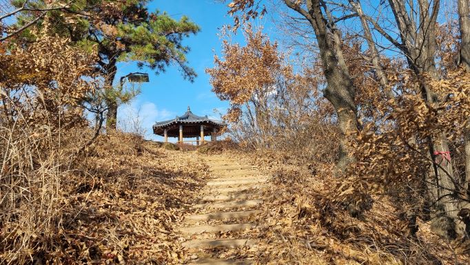 계단을 올라 정상에 보이는 팔각정&#44; 푸른 하늘&#44;