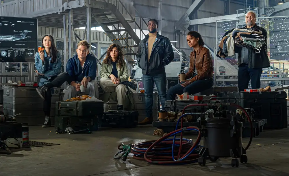 영화 리프트 주연 배우들이 한 공장에서 모여 있는 장면