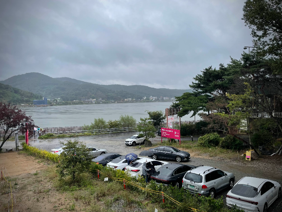 물왕저수지와 렌볼의 주차장