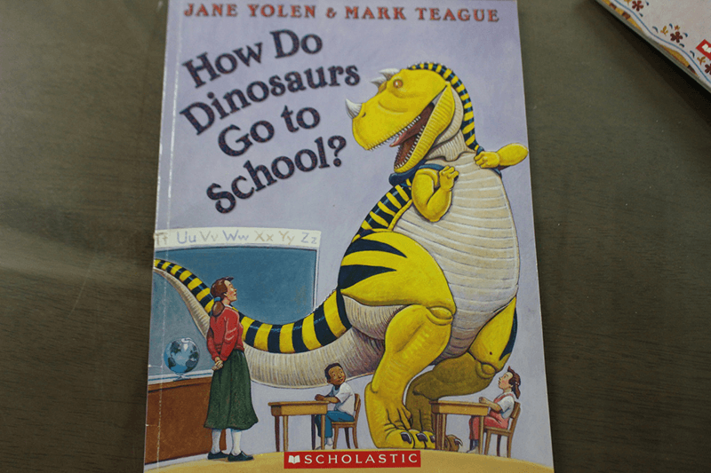 How do dinosaurs go to school의 겉표지