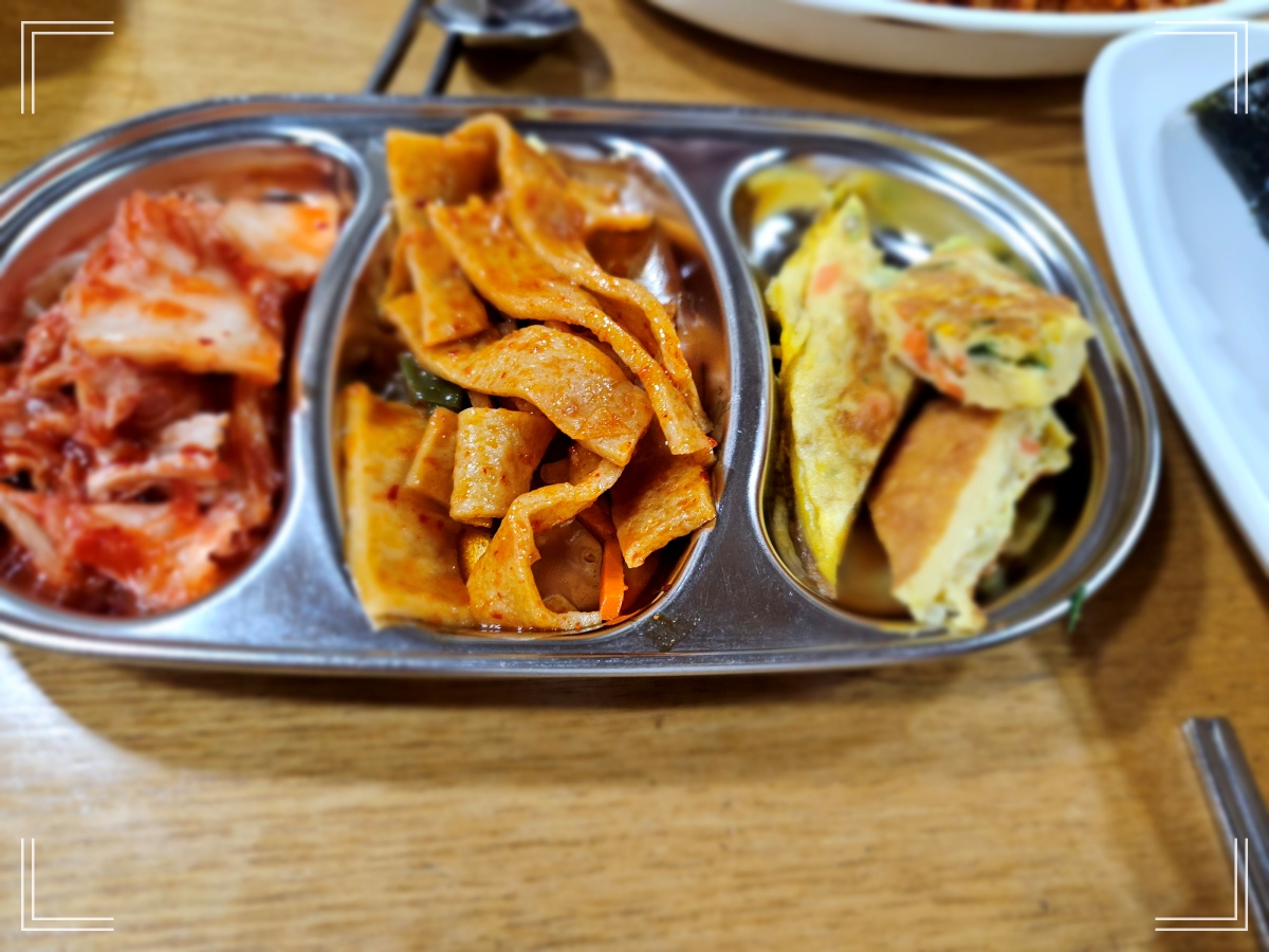수내 분식맛집-김밥나라-기본반찬-김치-어묵볶음-계란부침