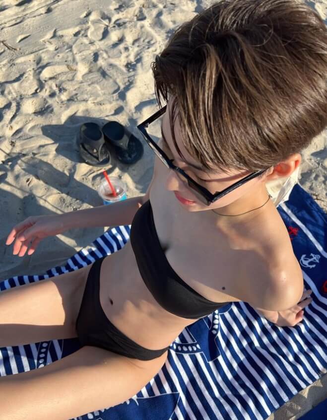 모래사장에앉아있는-수영복입은여성의모습