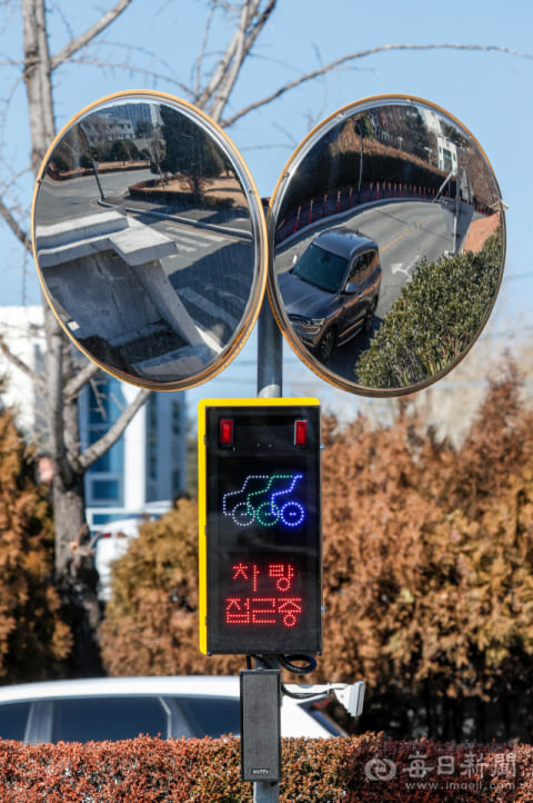  스마트 도로반사경(Road convex mirror) ㅣ 급커브 사고방지 스마트 도로 모니터링 시스템 IIT researchers develop smart road monitoring system to prevent crashes
