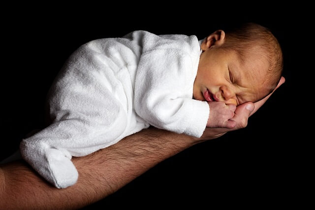 아빠 팔에 아기에 엎드려서 자는 모습