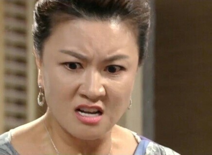 "어머님도 이제 법적으로 저희 식당인데 그만 좀 참견하세요!" 재산 물려주고 나니 팔십 먹은 노모를 산속 폐가에 버린 비정한 자식들...