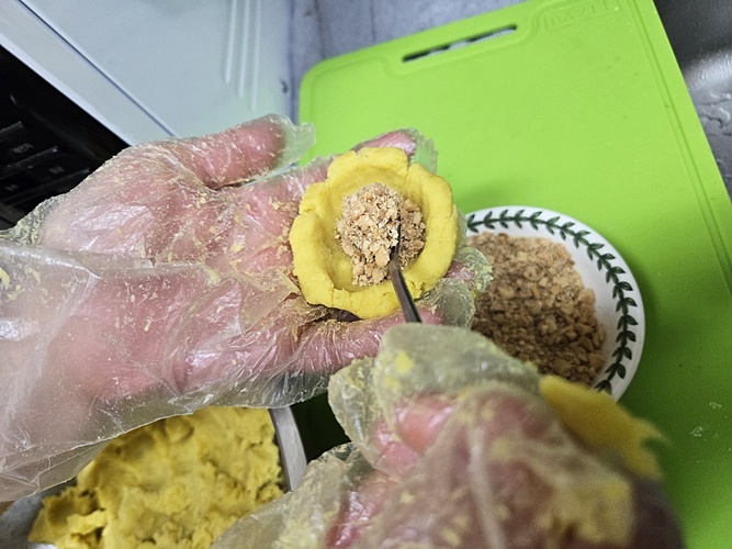 고구마반죽에 땅콩소를 넣는 과정