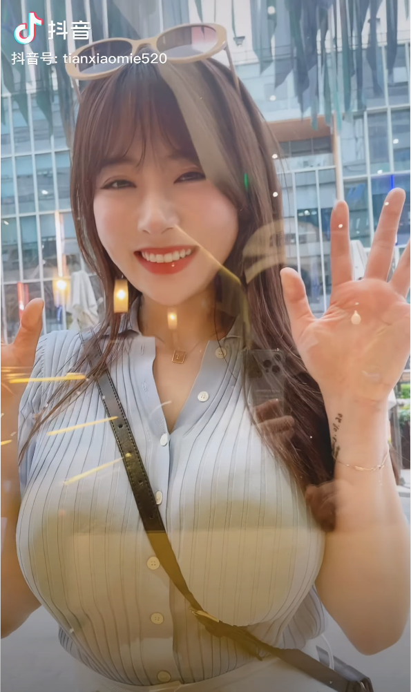  거울앞에서 어흥! 하는 여친