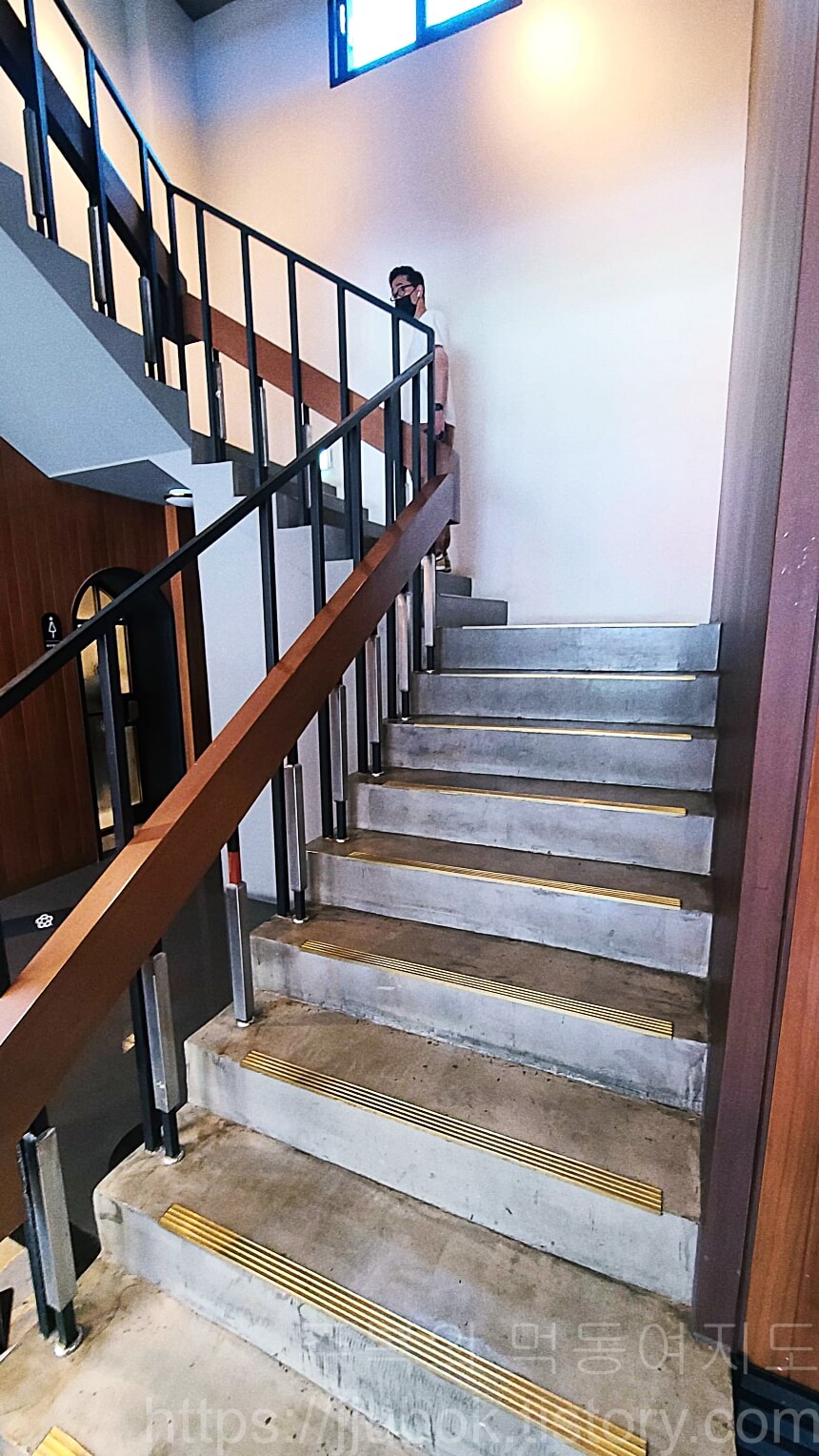 태극당-2층-계단