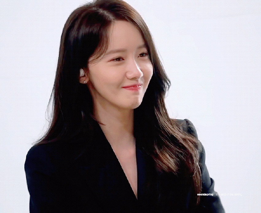  검은 정장의 윤아 움짤 gif