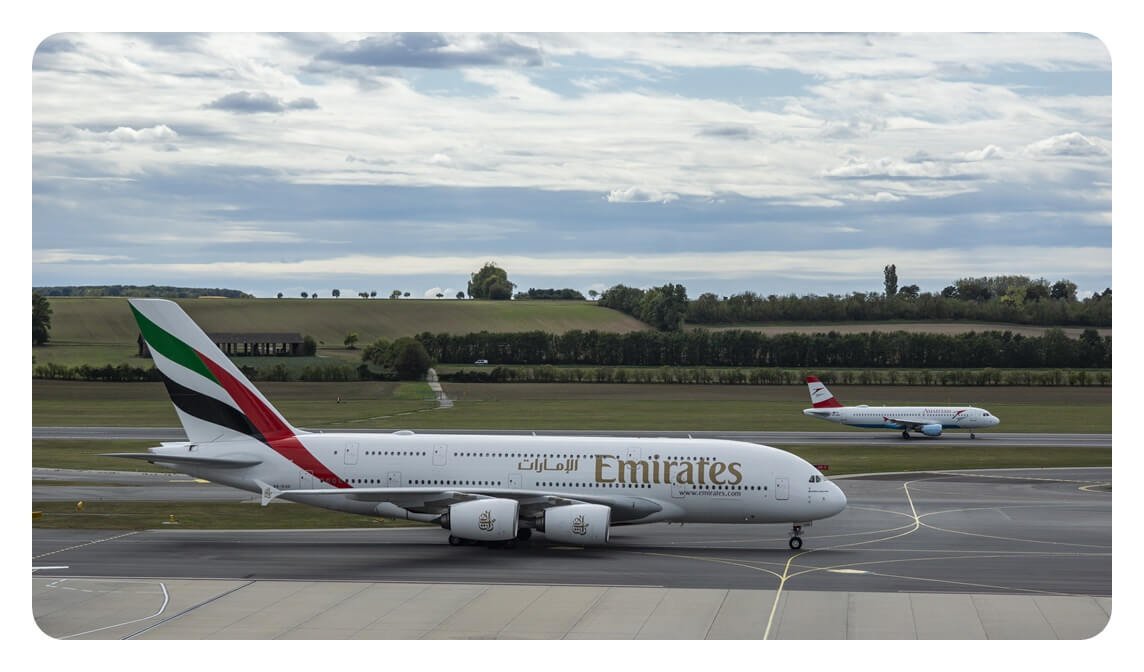 에미레이츠항공 A380과 오스트리아항공의 A320이 공항에 같이 있어 크기를 비교할 수 있는 사진
