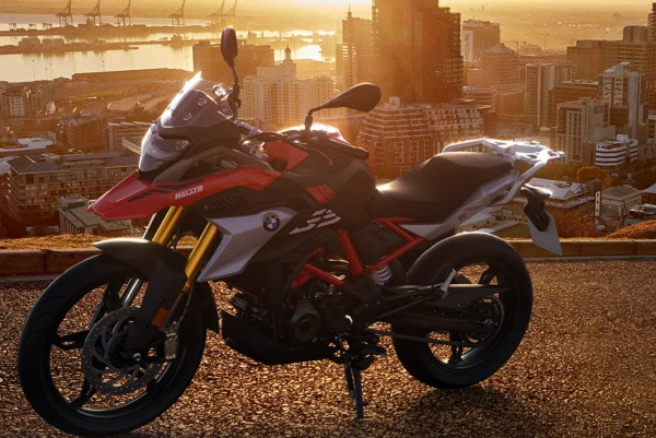 BMW G310GS 해안 부두가 보이는 언덕 위에서